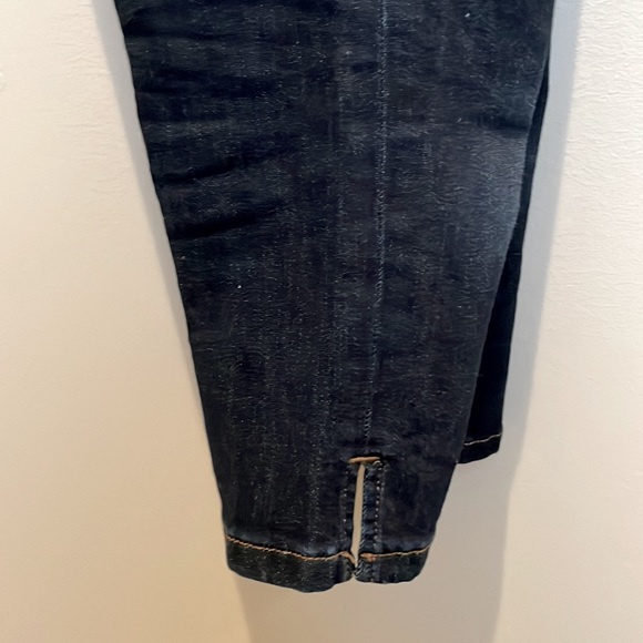 St. John’s Bay Dark Denim Capri’s Size 4 - Picture 6 of 7